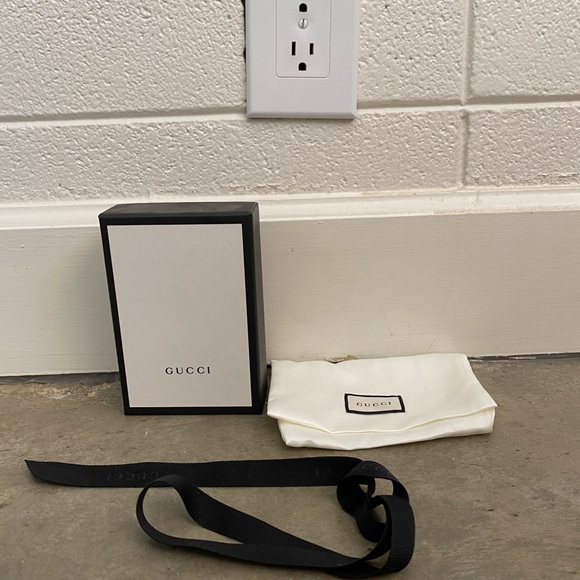 Collection of EMPTY boxes, bags, and ribbons from luxury designers. - Picture 7 of 10